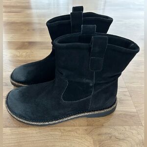 Birkenstock Luton Women’s 
Black Hydrophobic Booties
Size 6